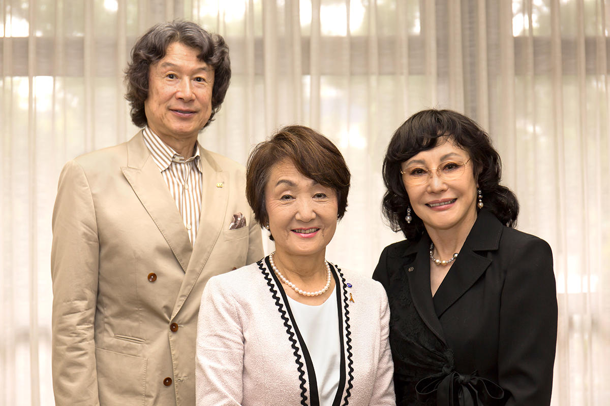 林文子横浜市長（左）とコーエーテクモホールディングス代表取締役会長 襟川恵子